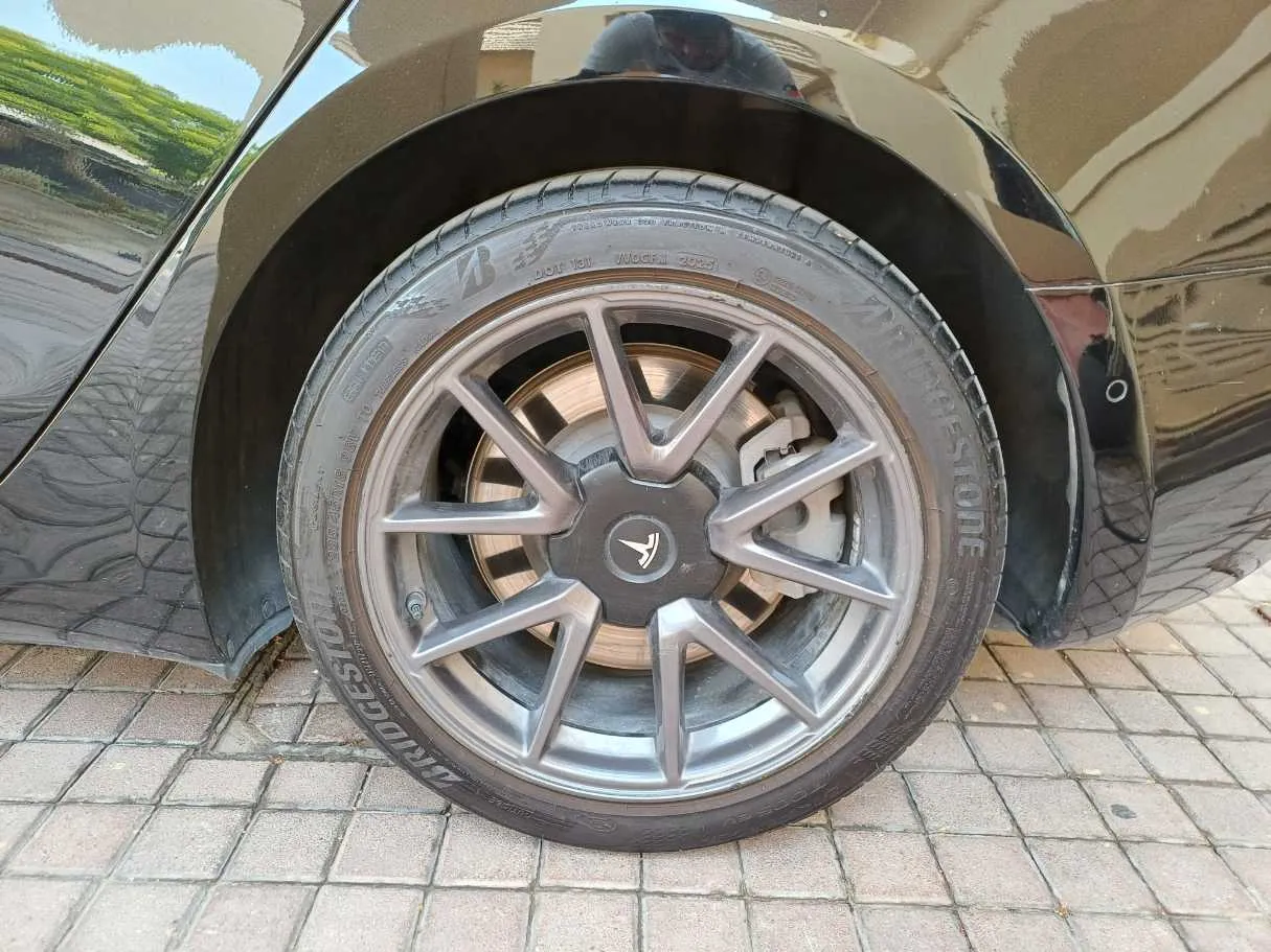 Car image 9