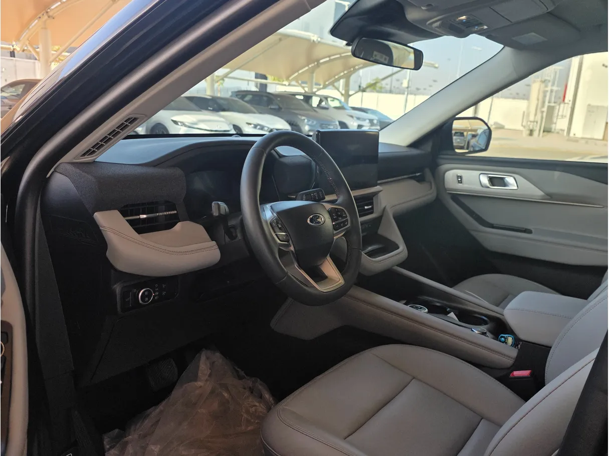 Car image 5