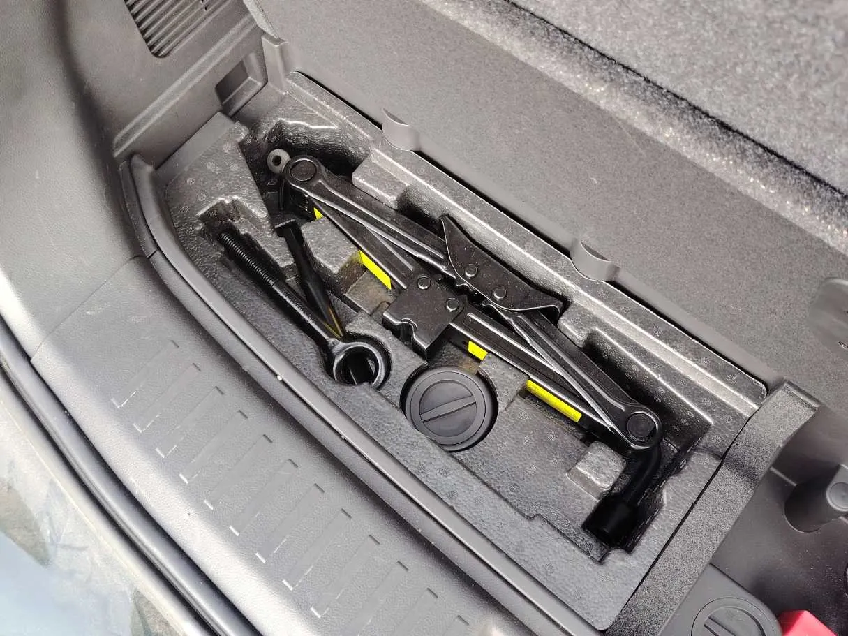 Car image 30