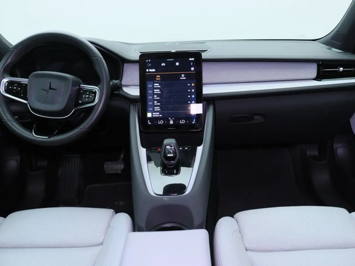 Car image 14