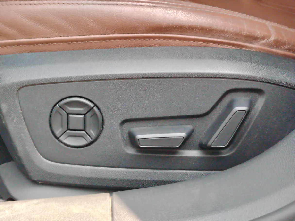 Car image 32