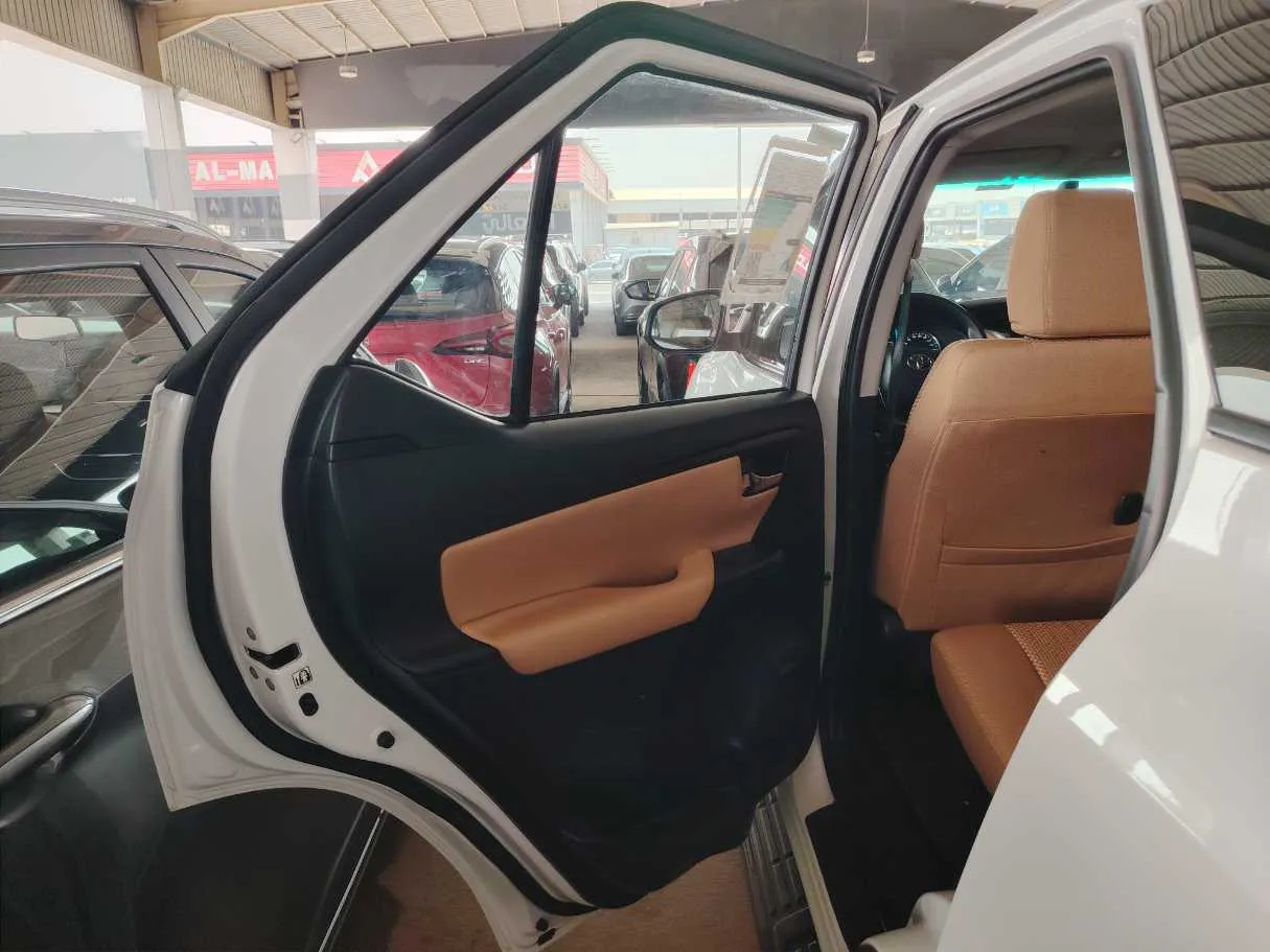 Car image 16