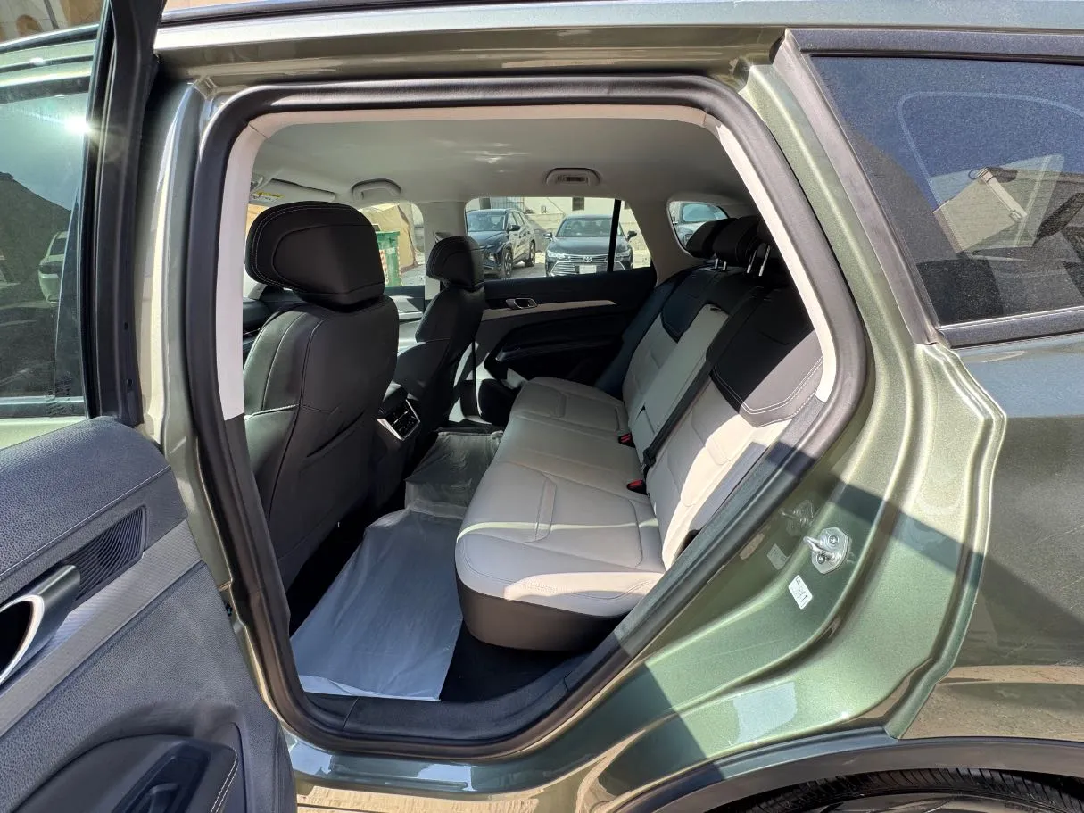 Car image 12