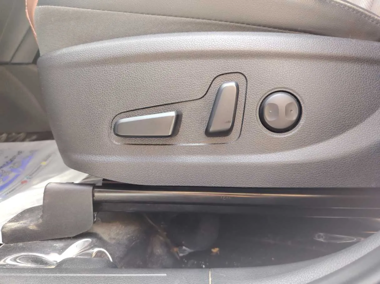 Car image 29