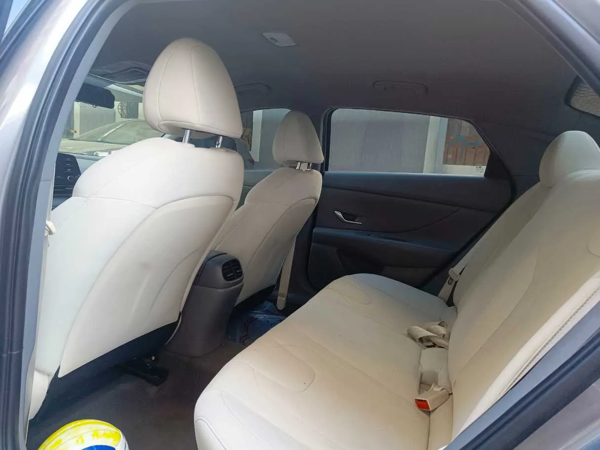 Car image 19