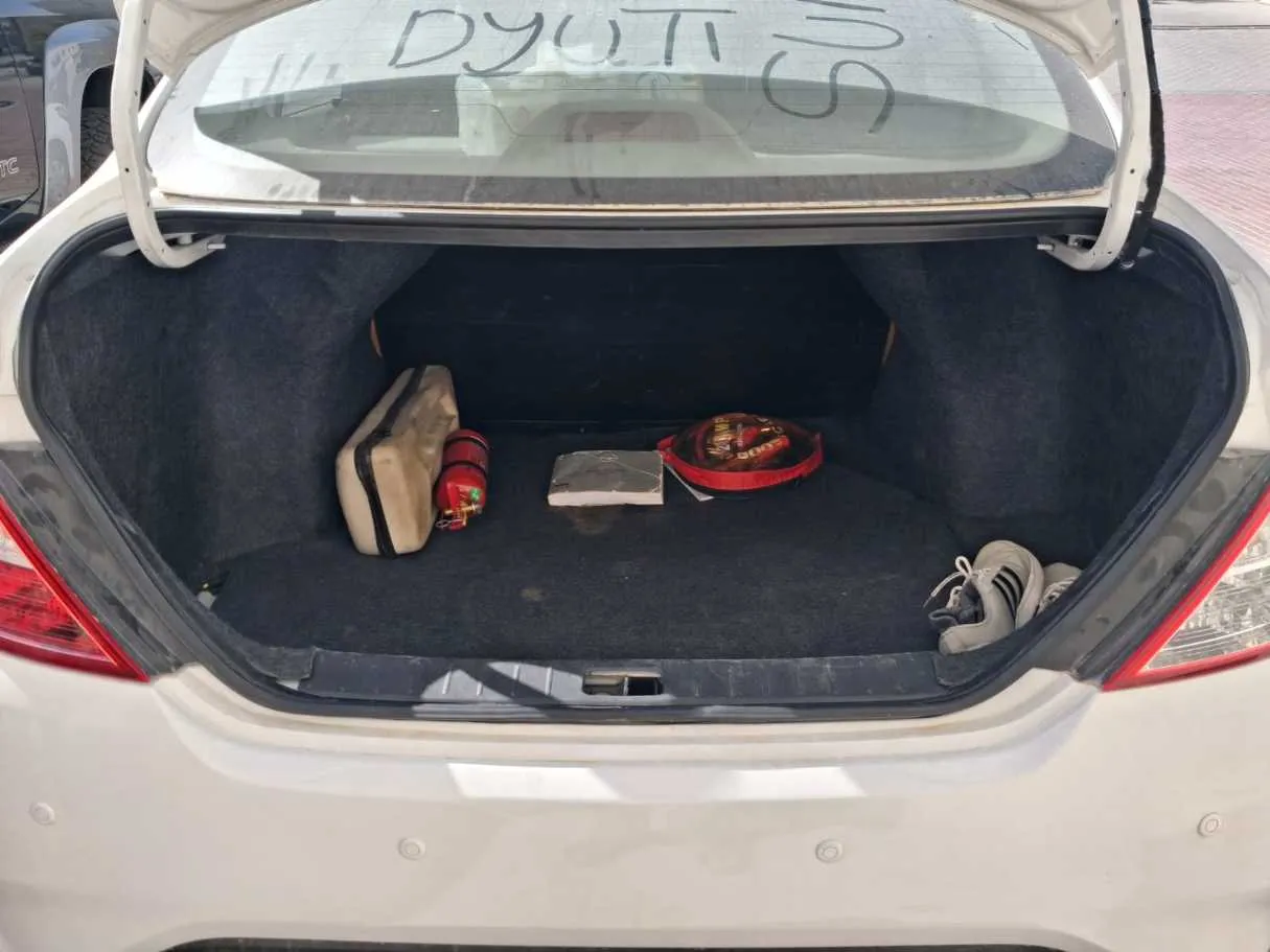 Car image 14
