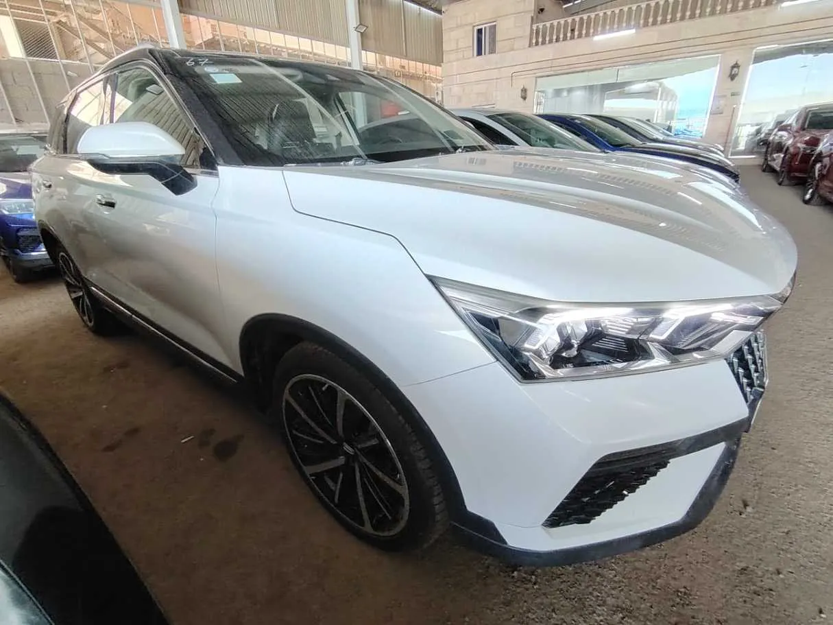 Car image 4