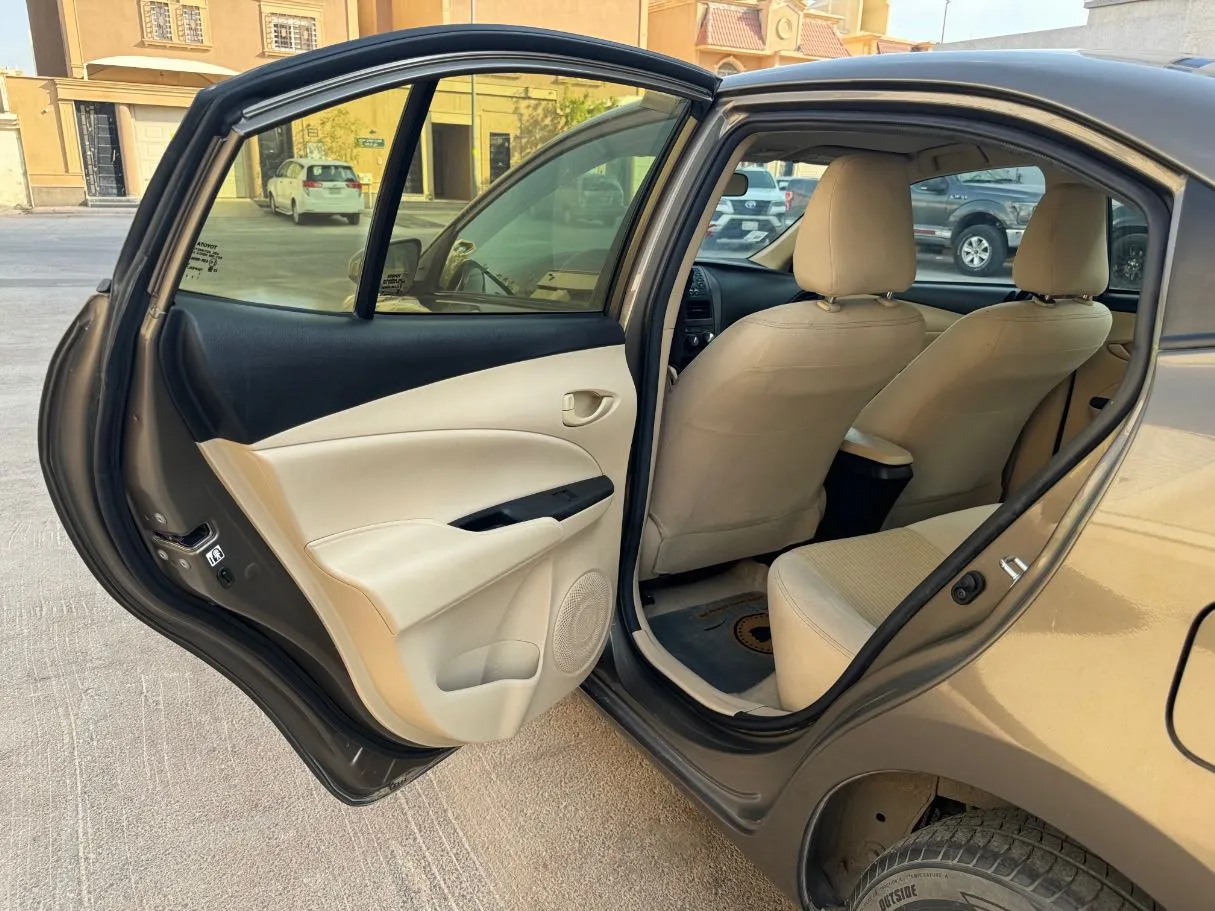 Car image 14