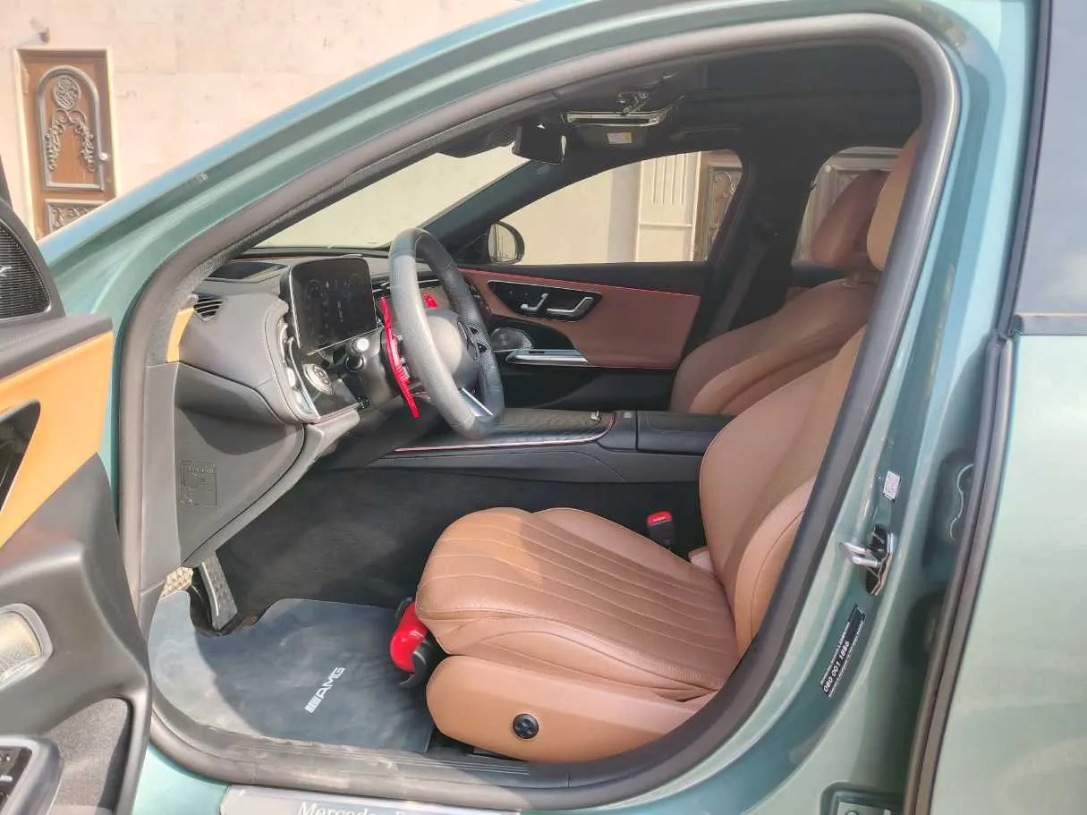Car image 14