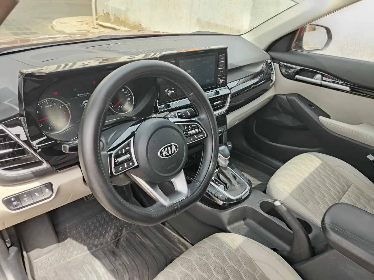 Car image 14