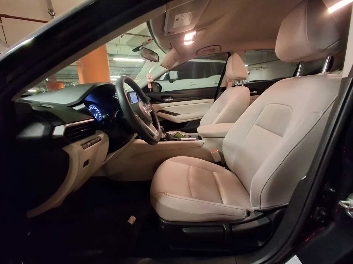 Car image 12