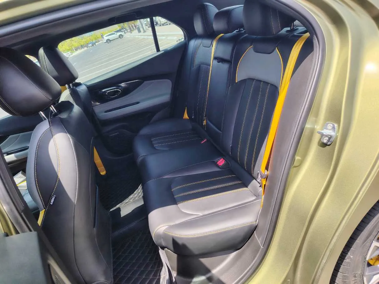 Car image 14