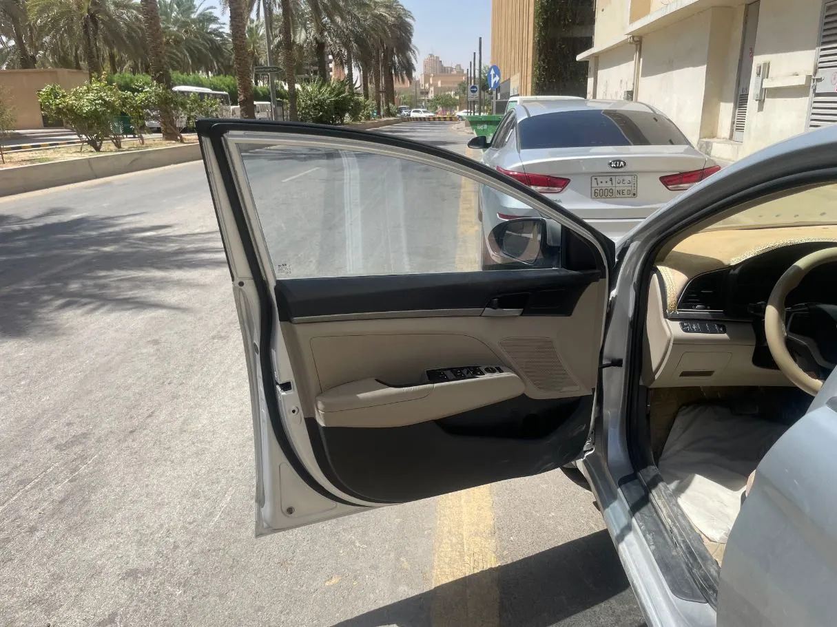 Car image 10