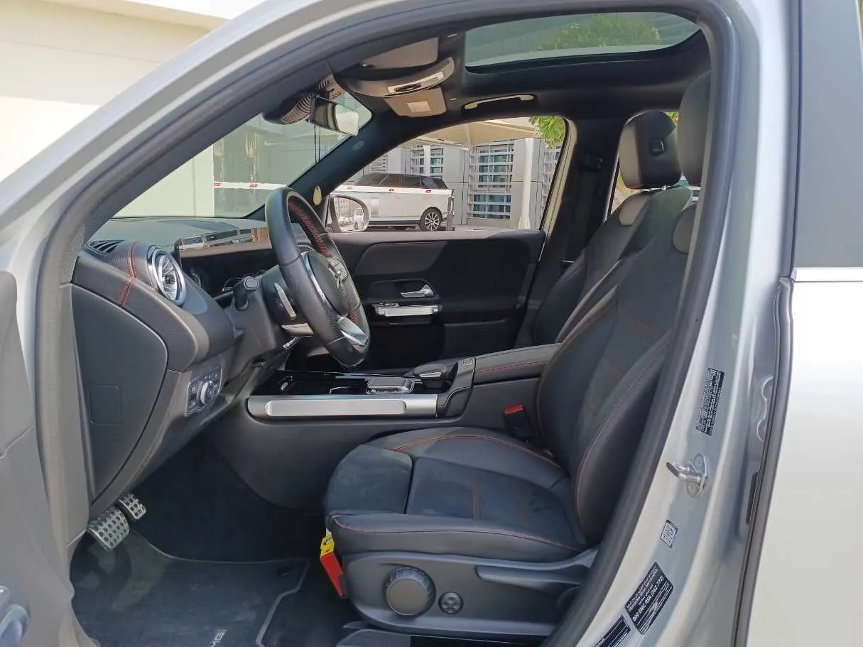 Car image 12