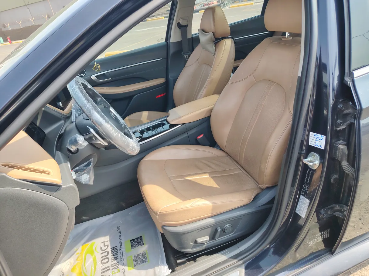 Car image 12