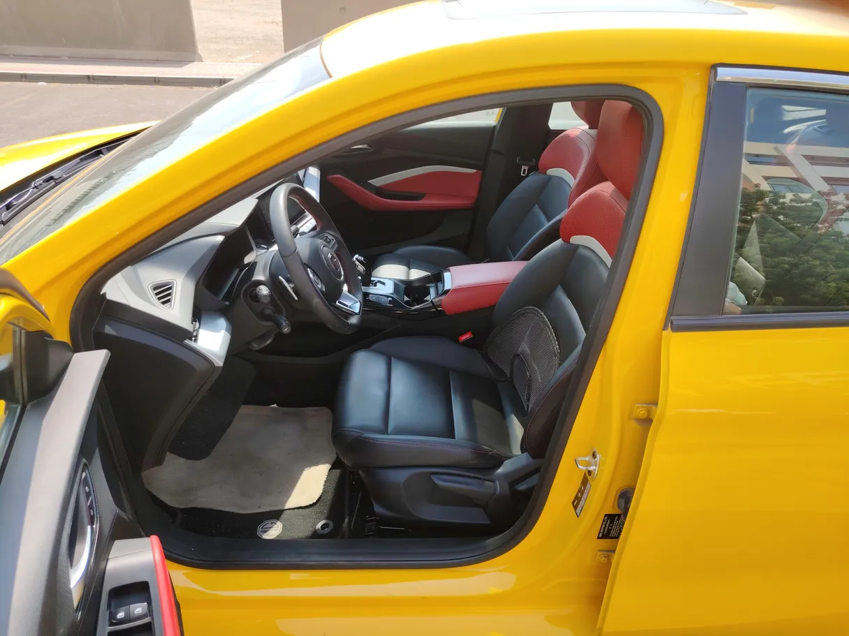 Car image 12