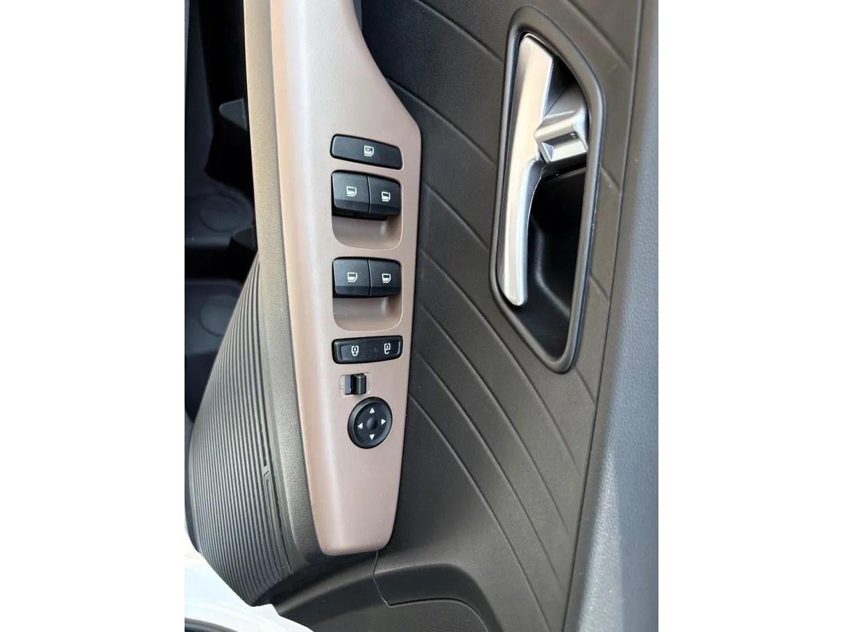Car image 27