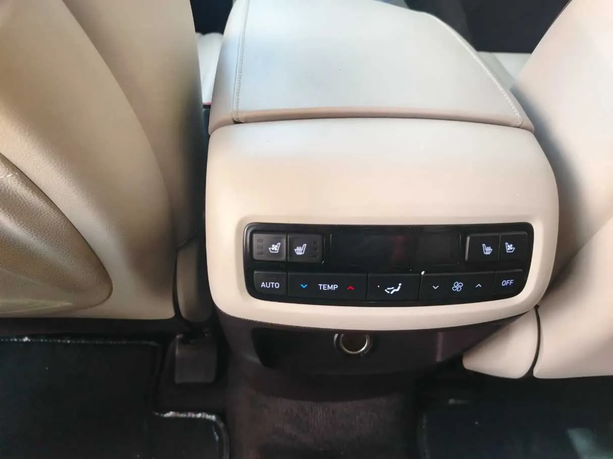 Car image 40