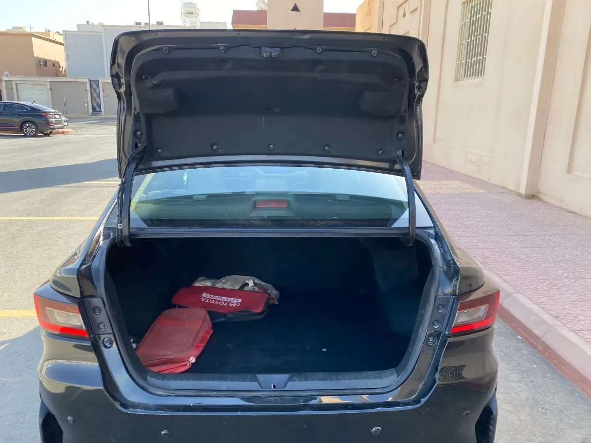 Car image 19
