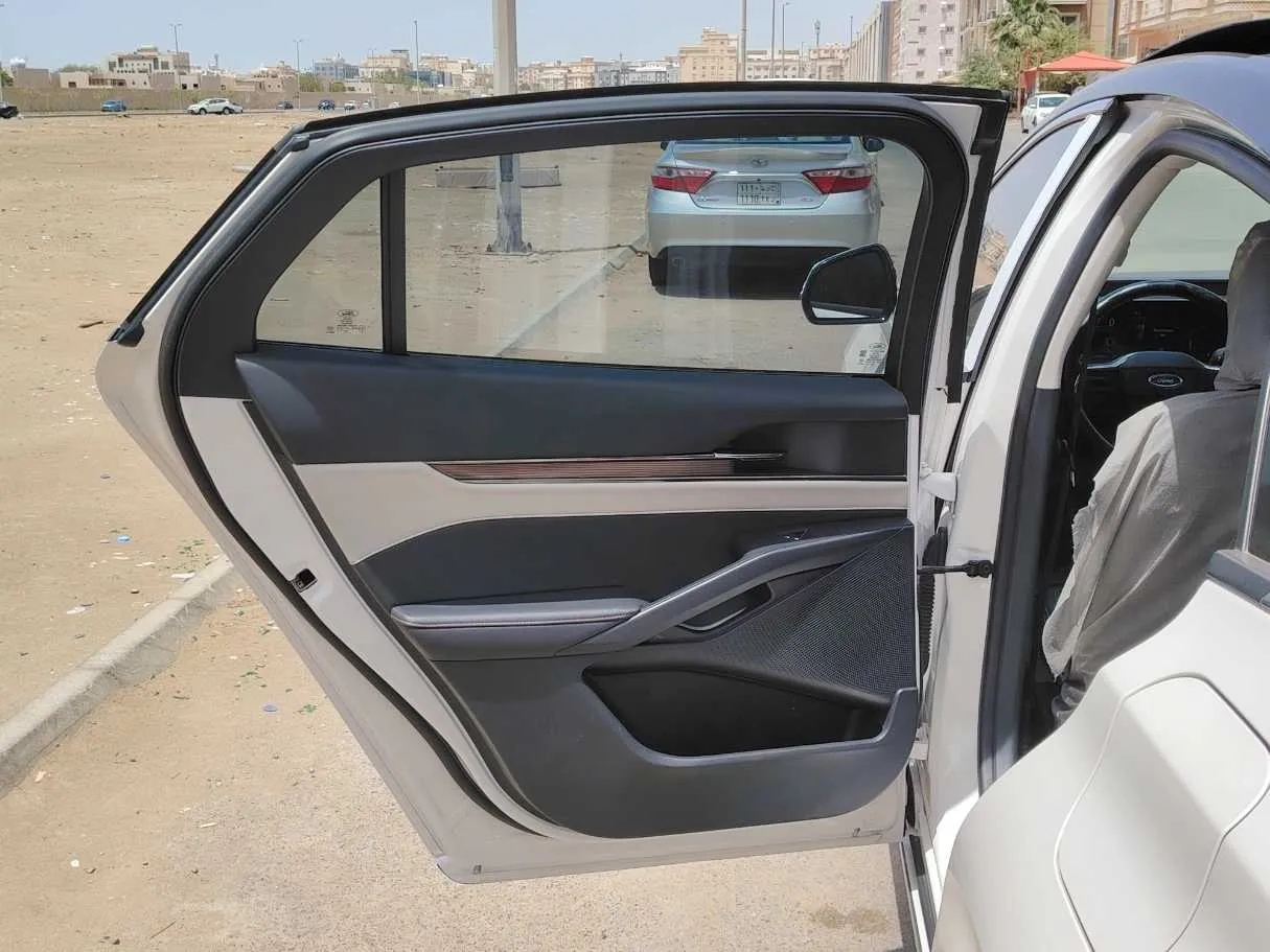 Car image 15