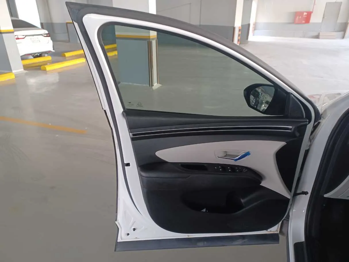 Car image 10