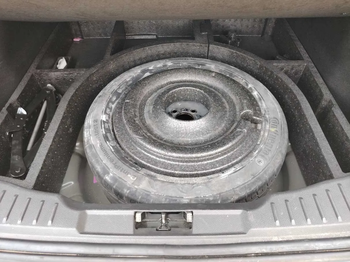Car image 27
