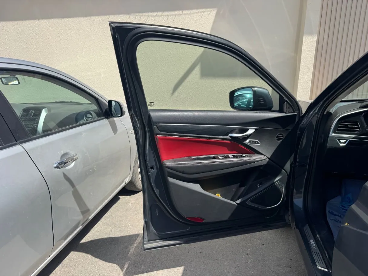 Car image 10