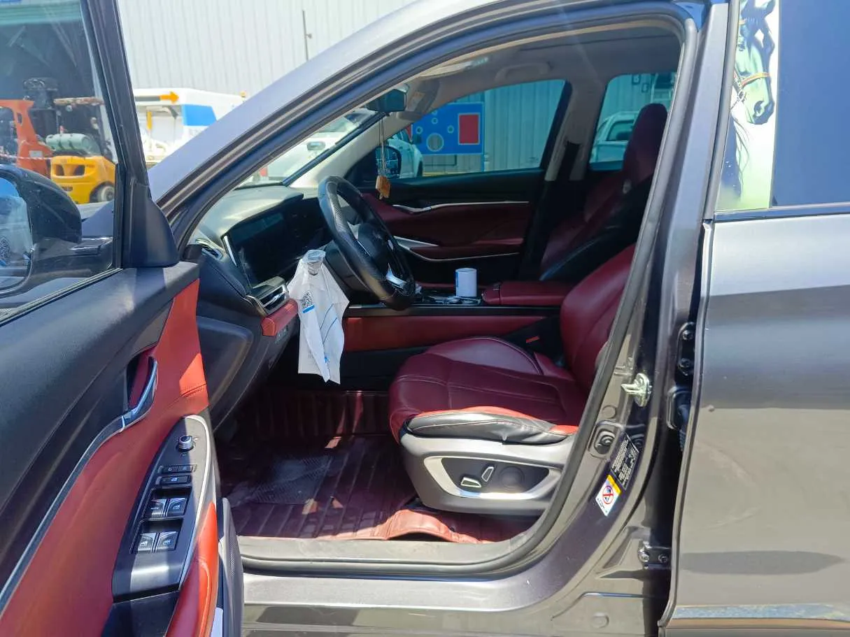 Car image 14