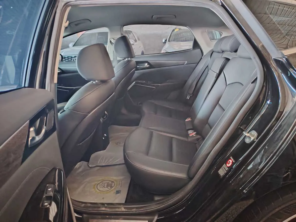 Car image 15