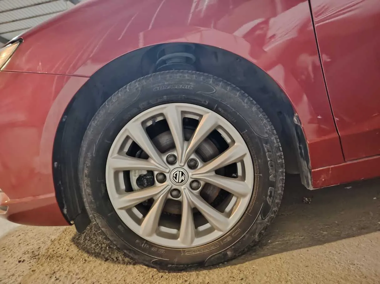 Car image 9