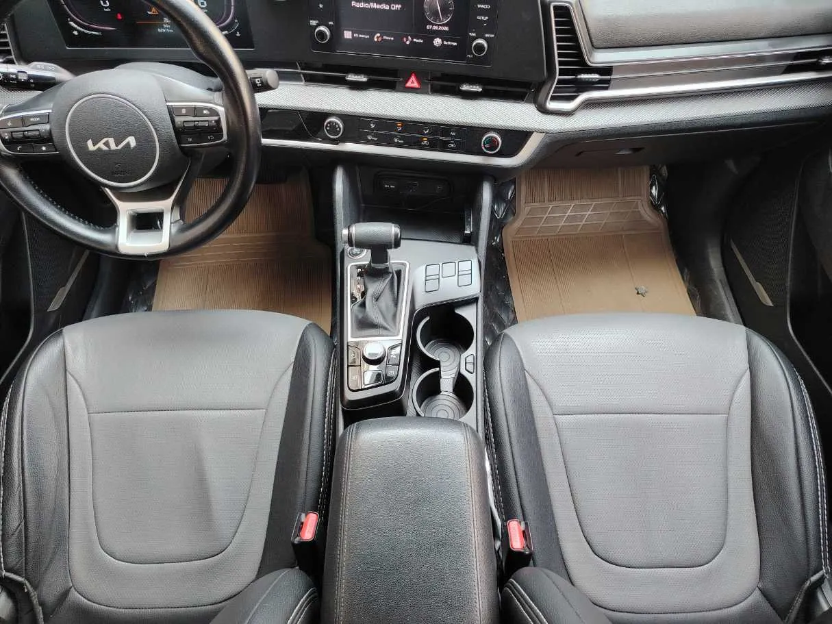 Car image 18