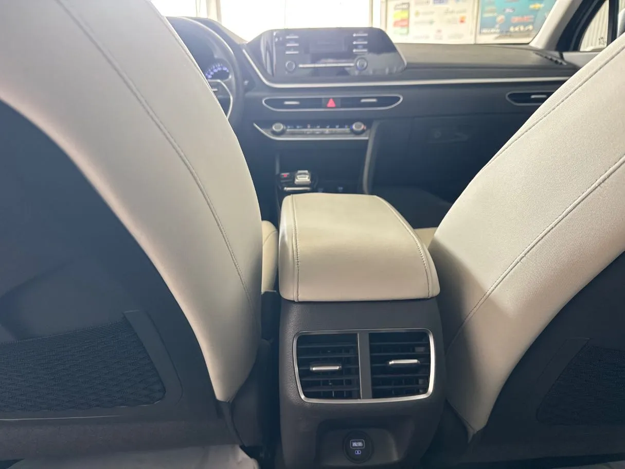 Car image 19