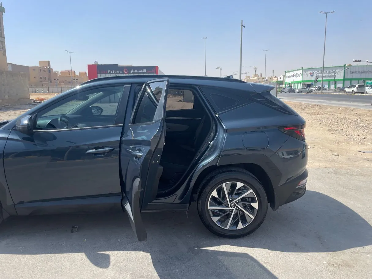 Car image 15