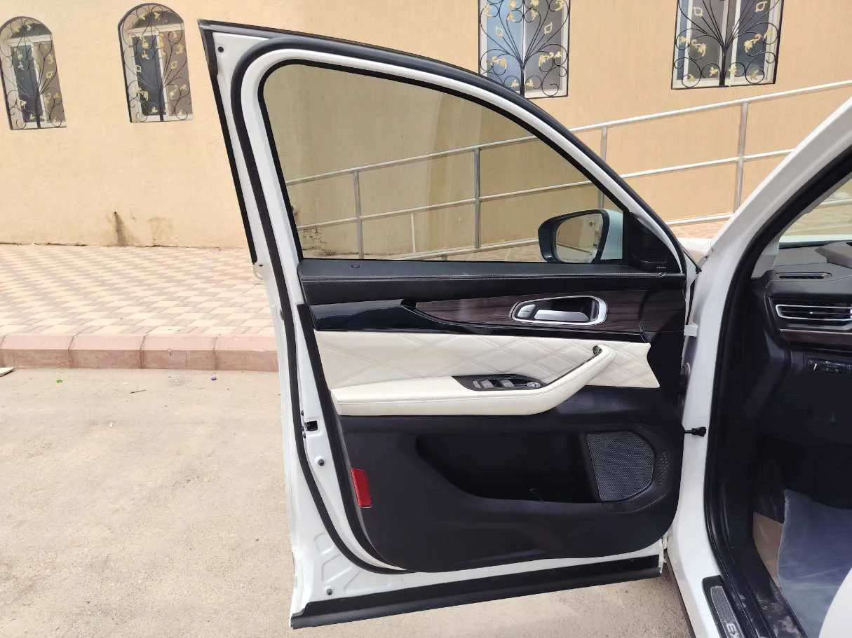 Car image 11