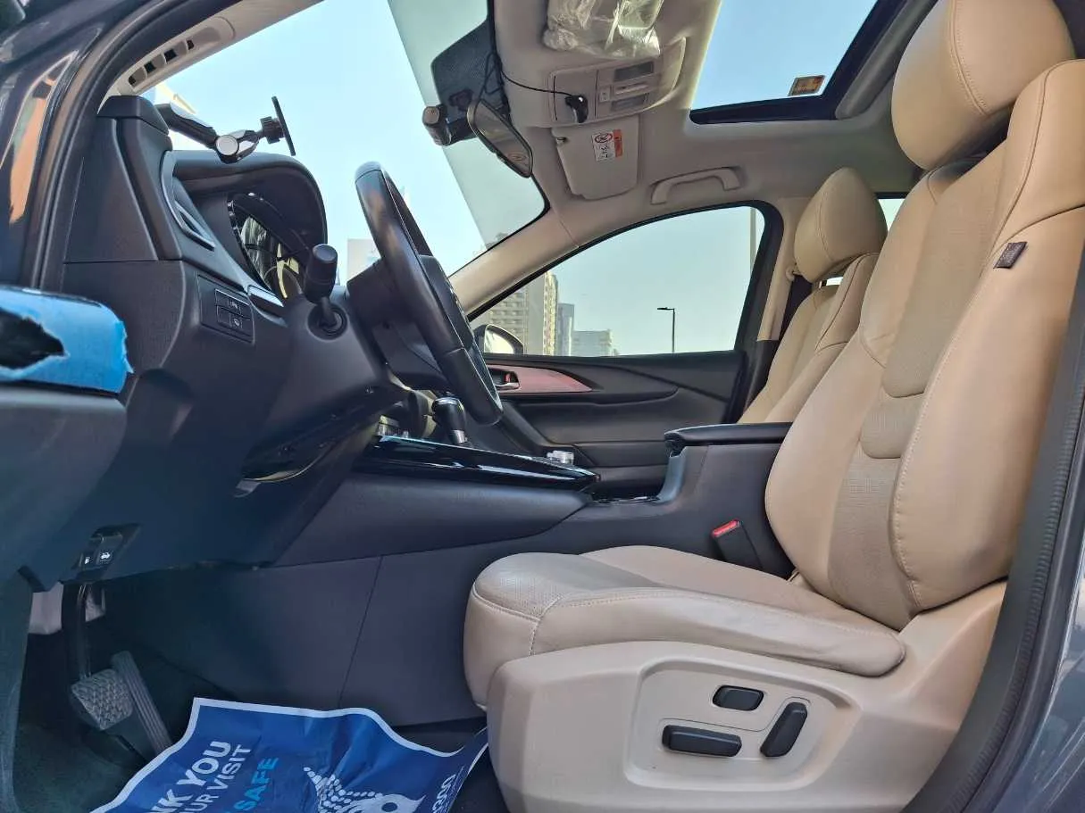 Car image 12