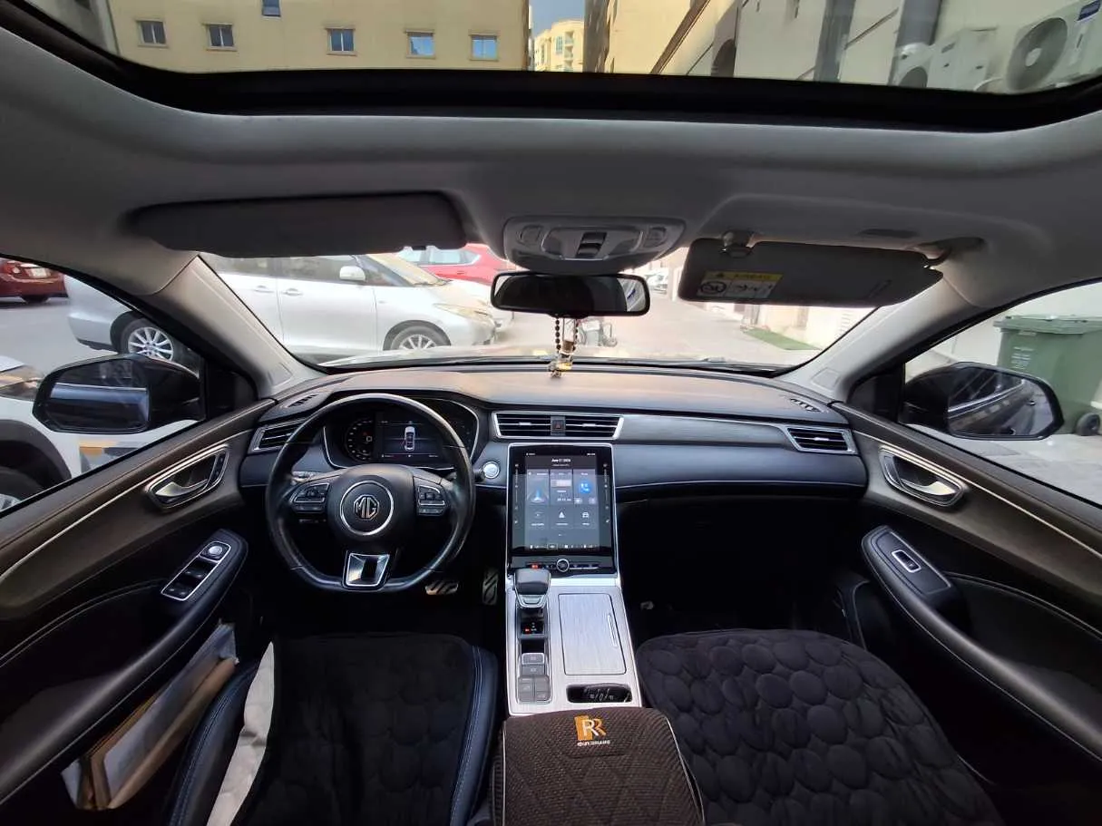Car image 14