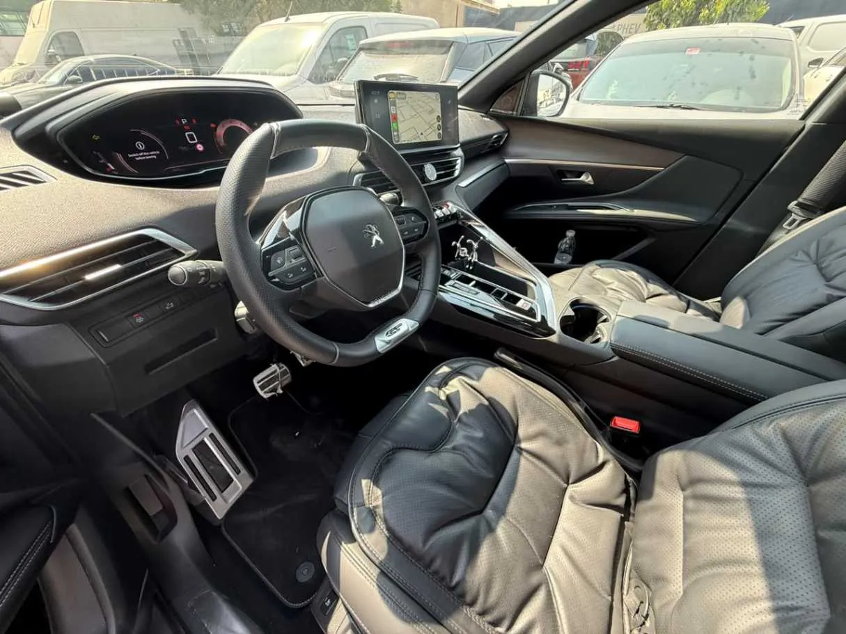 Car image 12