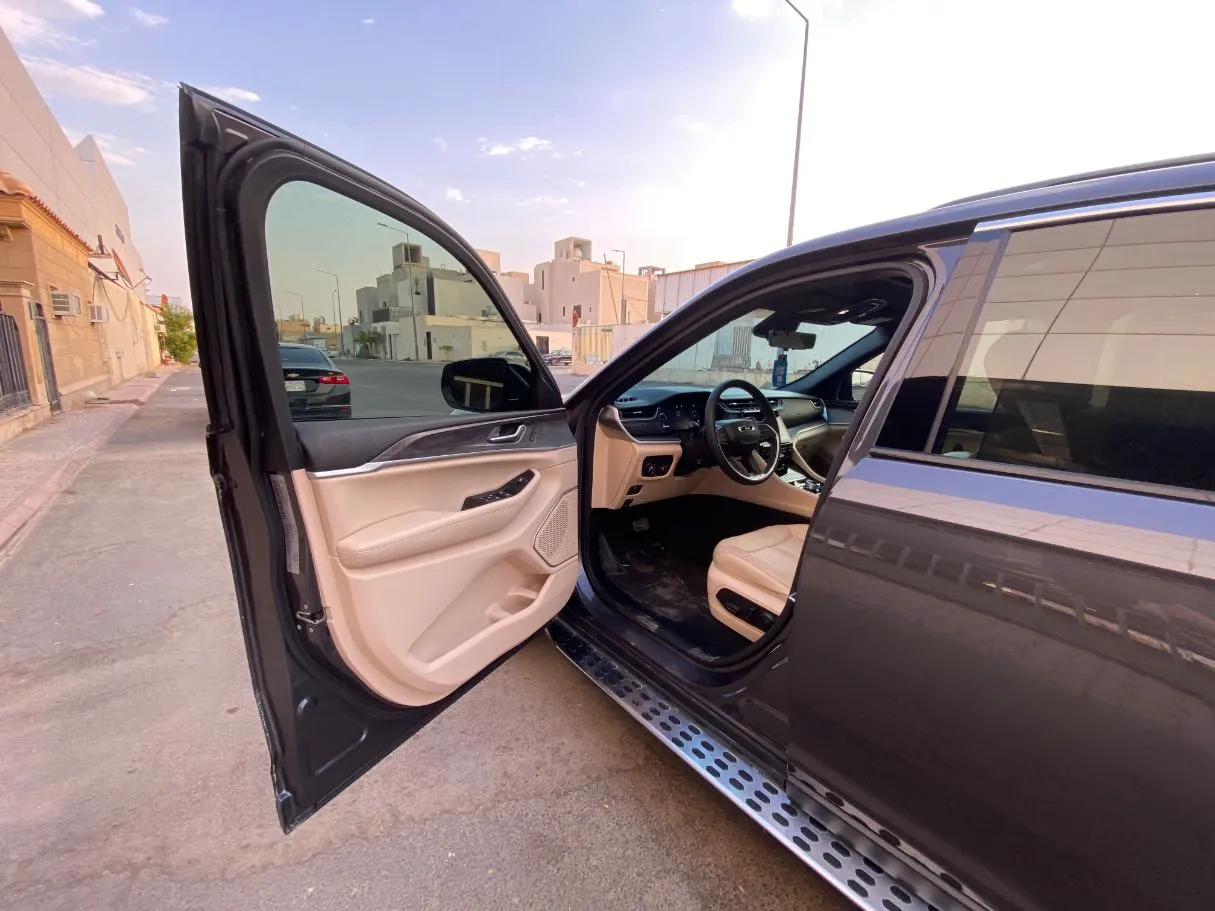 Car image 10