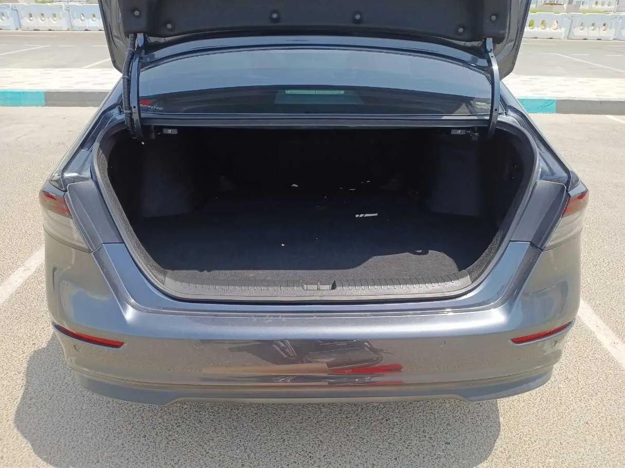 Car image 19