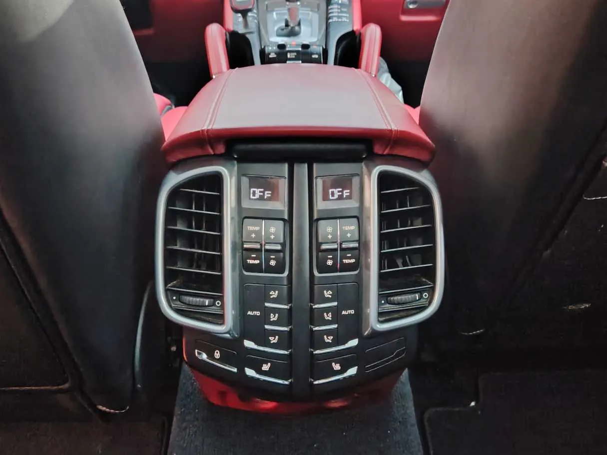 Car image 30