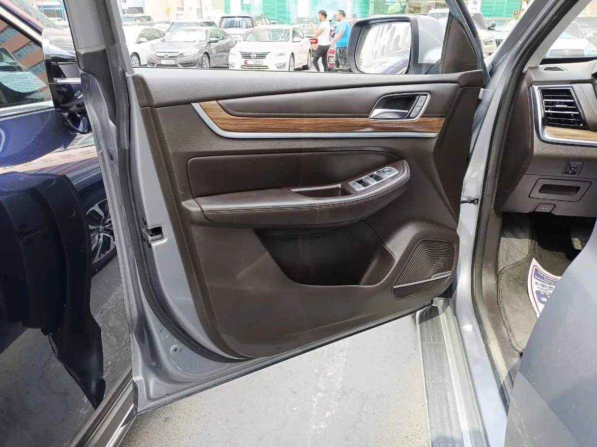 Car image 10