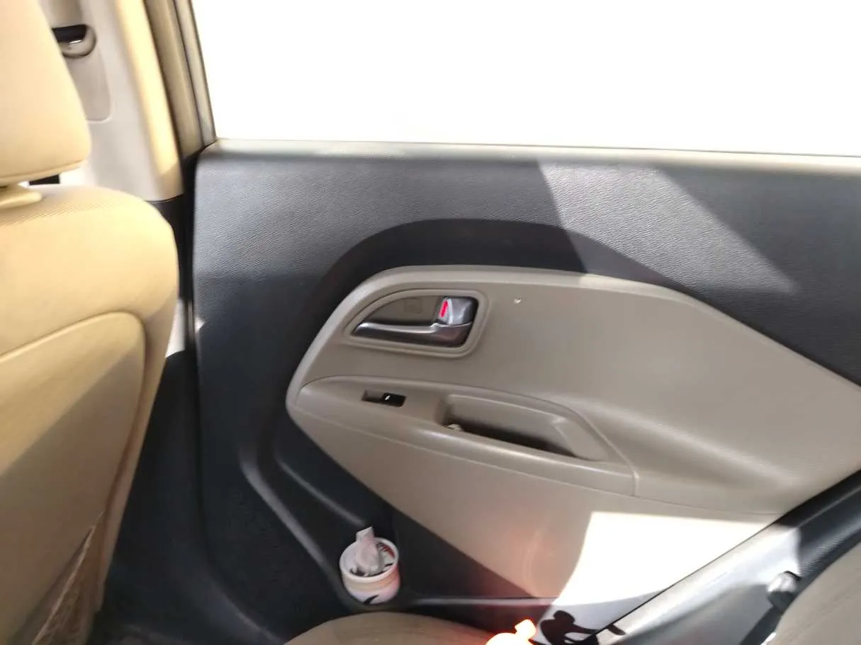 Car image 28