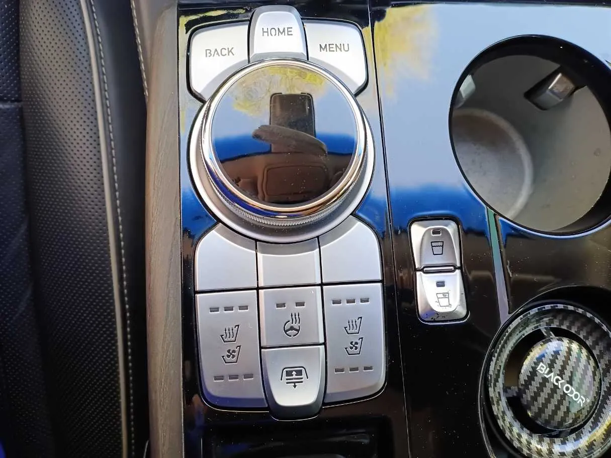 Car image 26