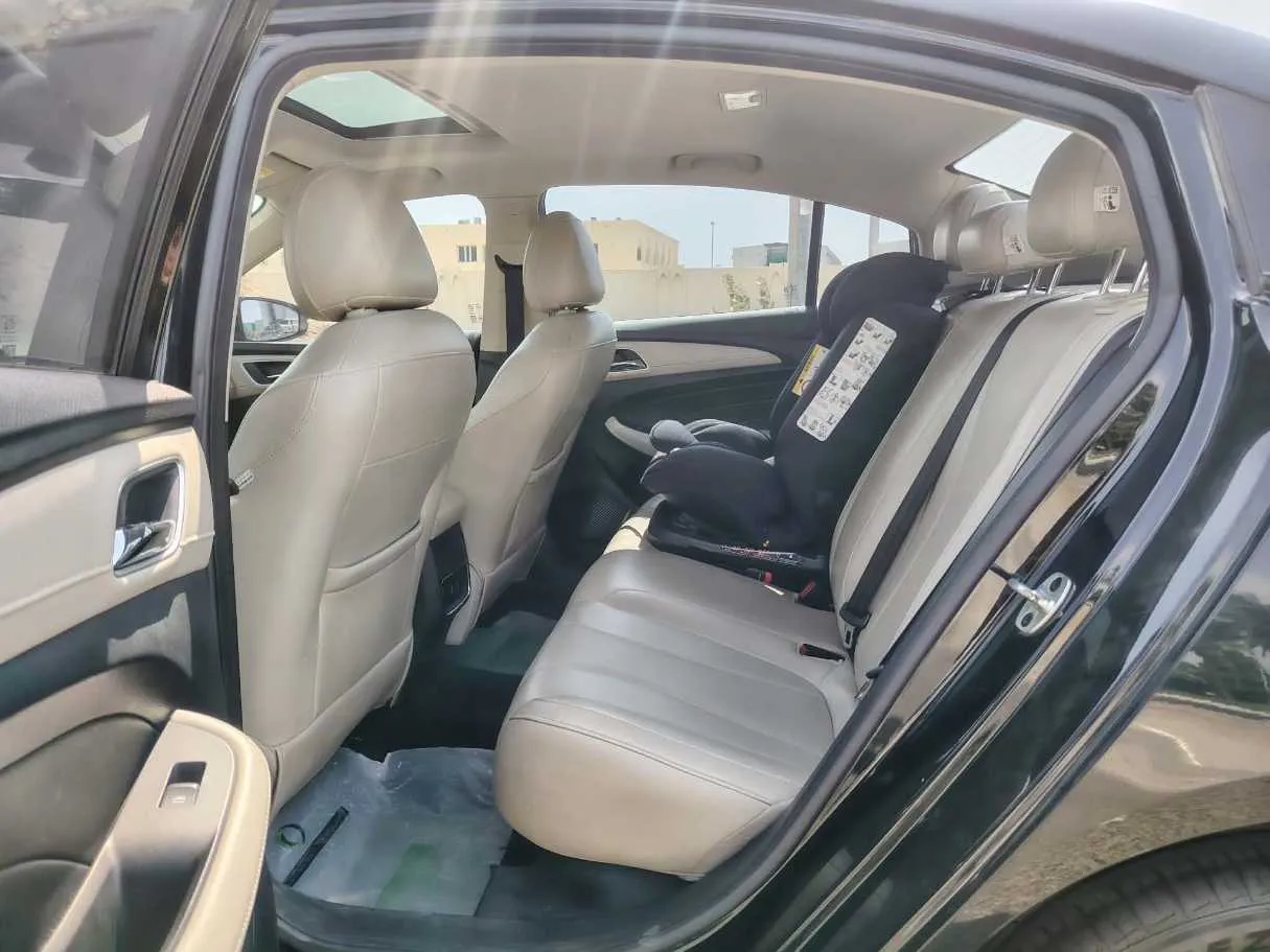 Car image 19