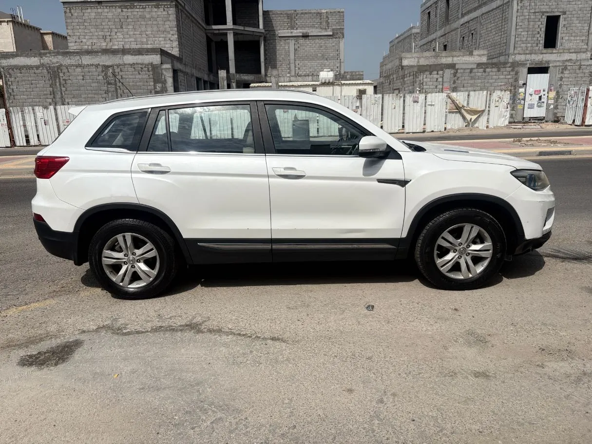 Car image 4