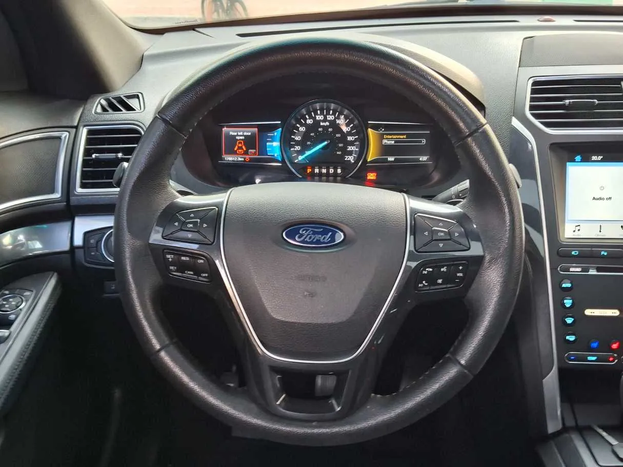 Car image 17