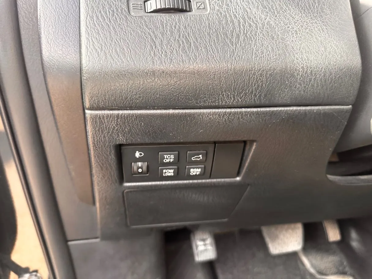 Car image 26