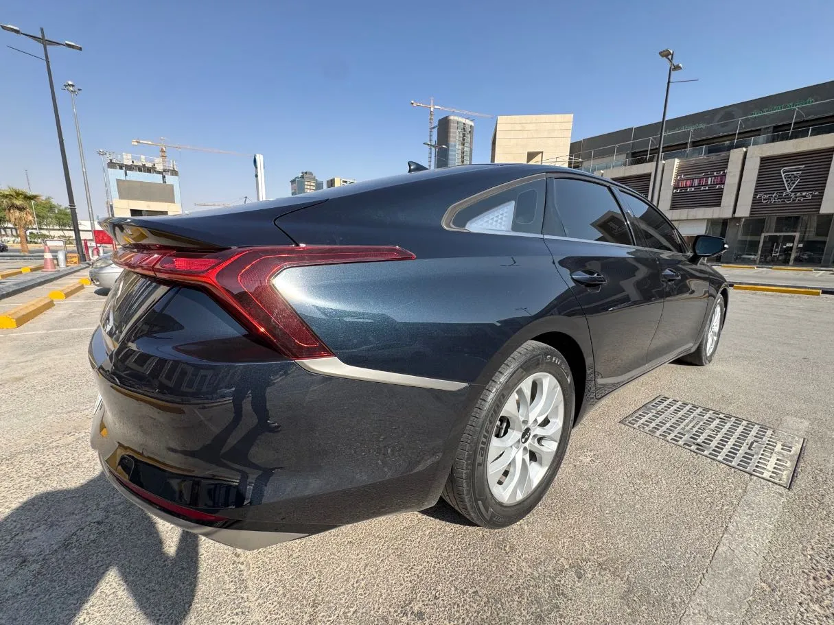 Car image 5