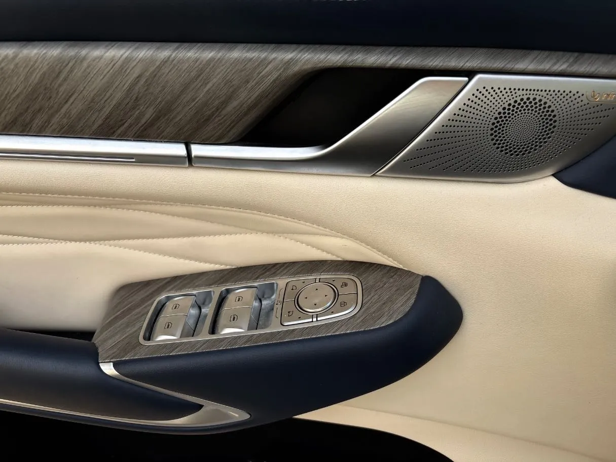 Car image 26