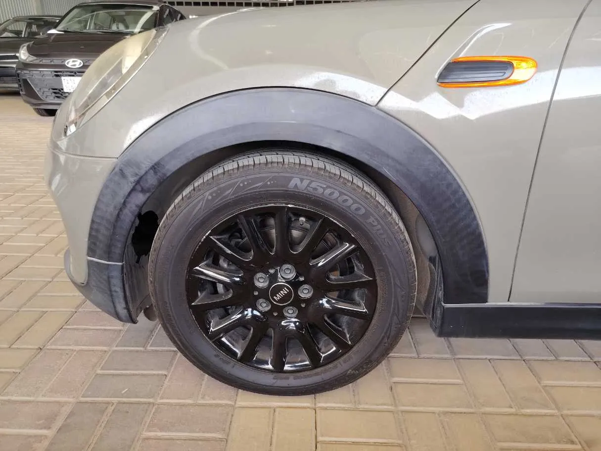 Car image 9